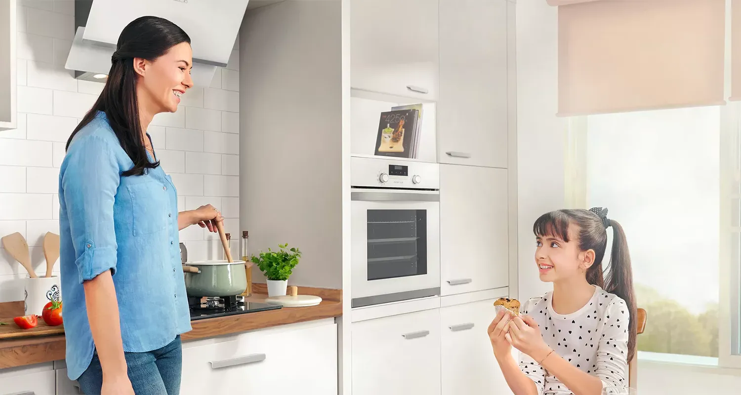 Beyaz eşya önünde anne kız