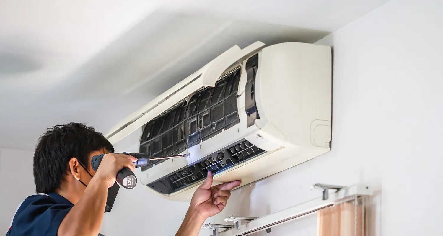 Klima bakım ve tamiratını yapan bir adam